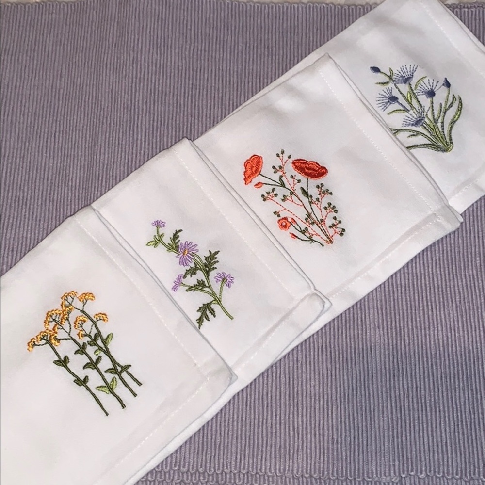 NIP SET OF 4 PLACEMATS & 4 NAPKINS